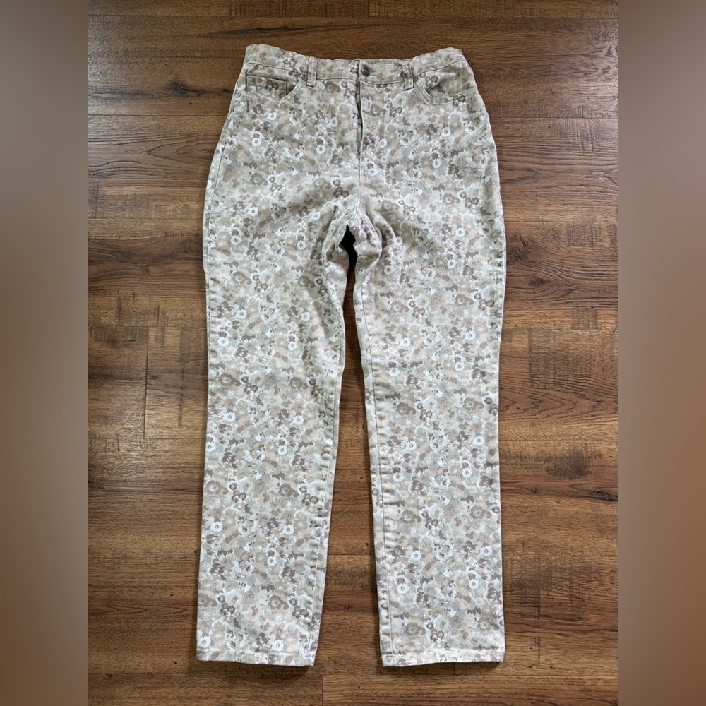 GLORIA VANDERBILT Women’s floral print chino pants Beige straight Leg High Rise.